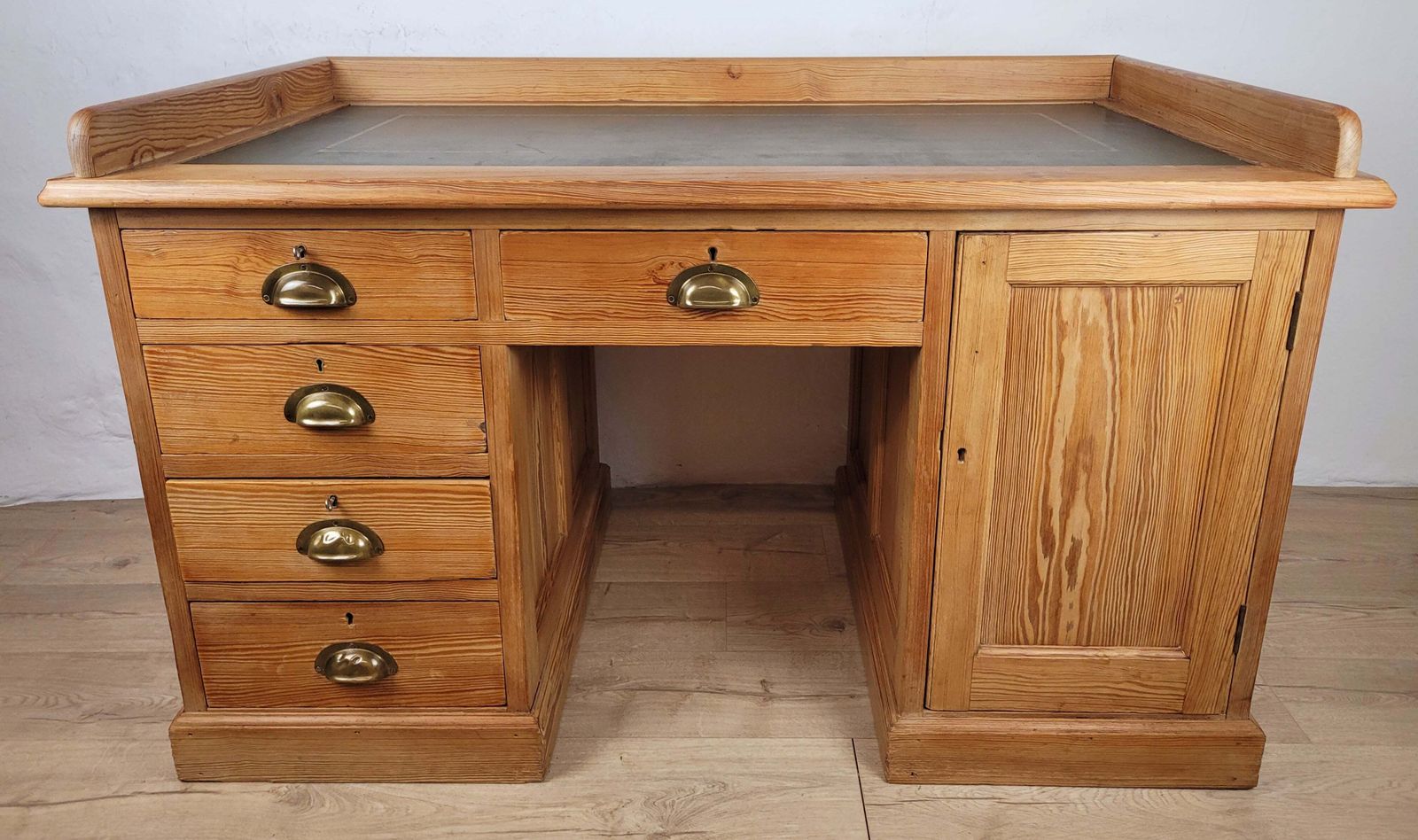 1000.0 Pine Writing Desk & Chair Leather Top Country Rustic Antique Delivery Available photo