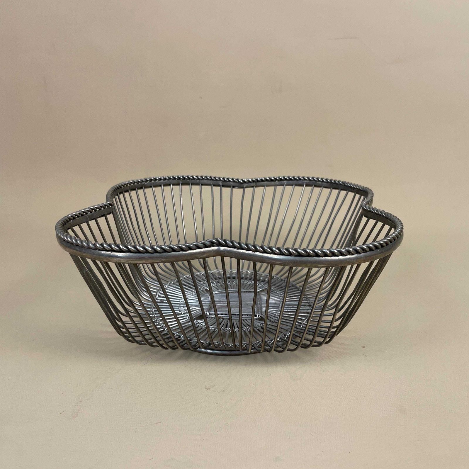 Silver Metal Wire Fruit Bowl Handmade Cage Basket Table Center Piece Rustic Modern Kitchen Decor Home Styling Decorative Display Bowl