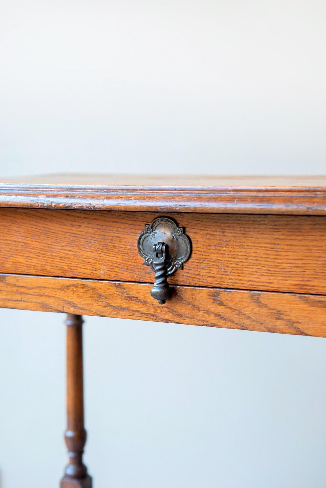 Antiek Engelse Eiken Bijzettafel – Victoriaanse Gangtafel Met Lade En Gedraaide Poten – Houten Siertafel photo Meubels