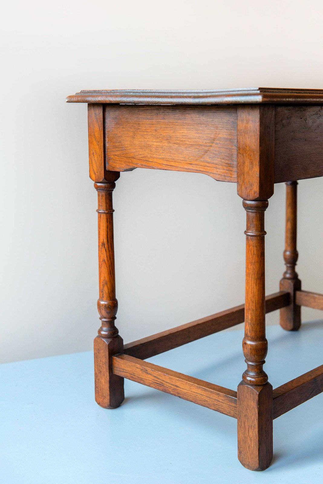 Meubels Antiek Engelse Eiken Bijzettafel – Victoriaanse Gangtafel Met Lade En Gedraaide Poten – Houten Siertafel photo