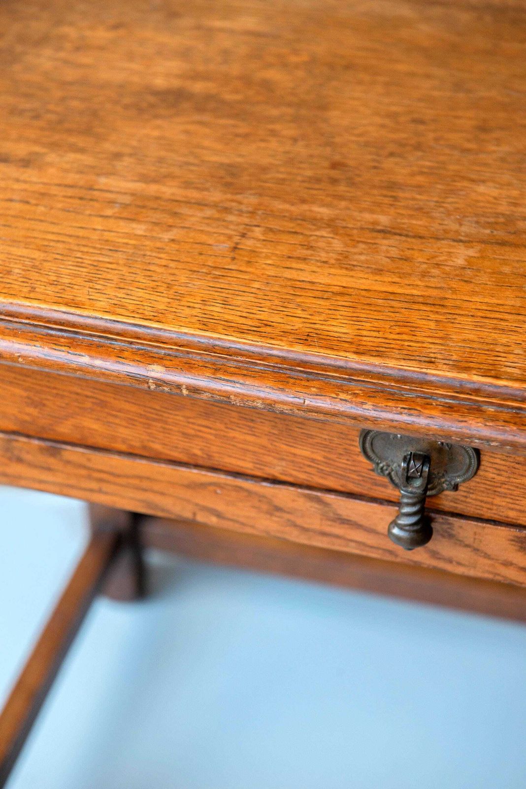 photo buy Antiek Engelse Eiken Bijzettafel – Victoriaanse Gangtafel Met Lade En Gedraaide Poten – Houten Siertafel