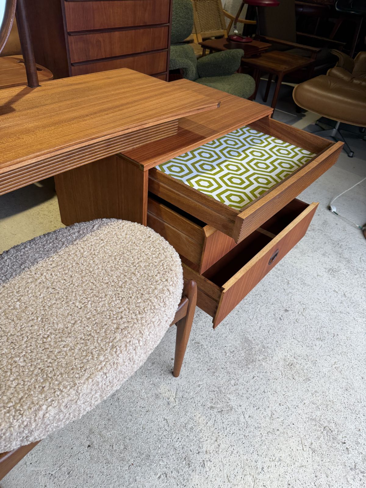 Mid Century Elliots Of Newbury Dressing Table & Stool, Vanity Table photo vintage