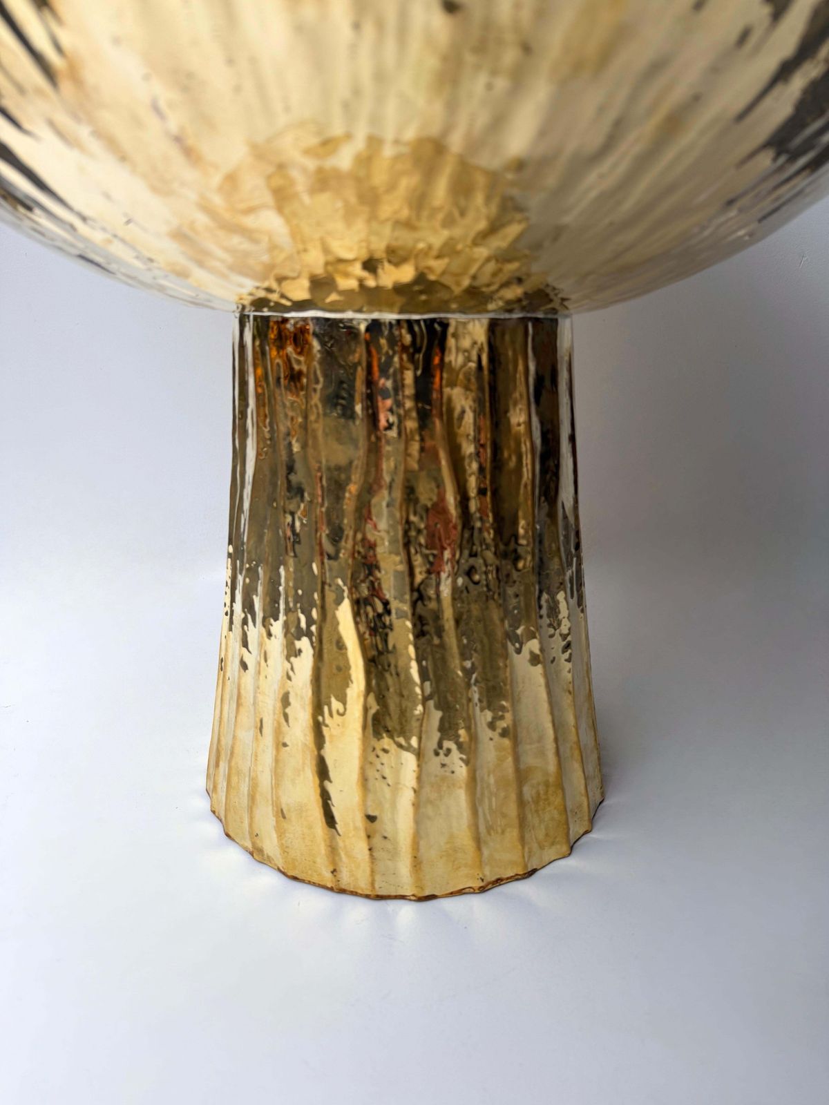 Contemporary Pair Of Hammered Brass Rattan Enamel Metal Side Tables, Italy photo Furniture