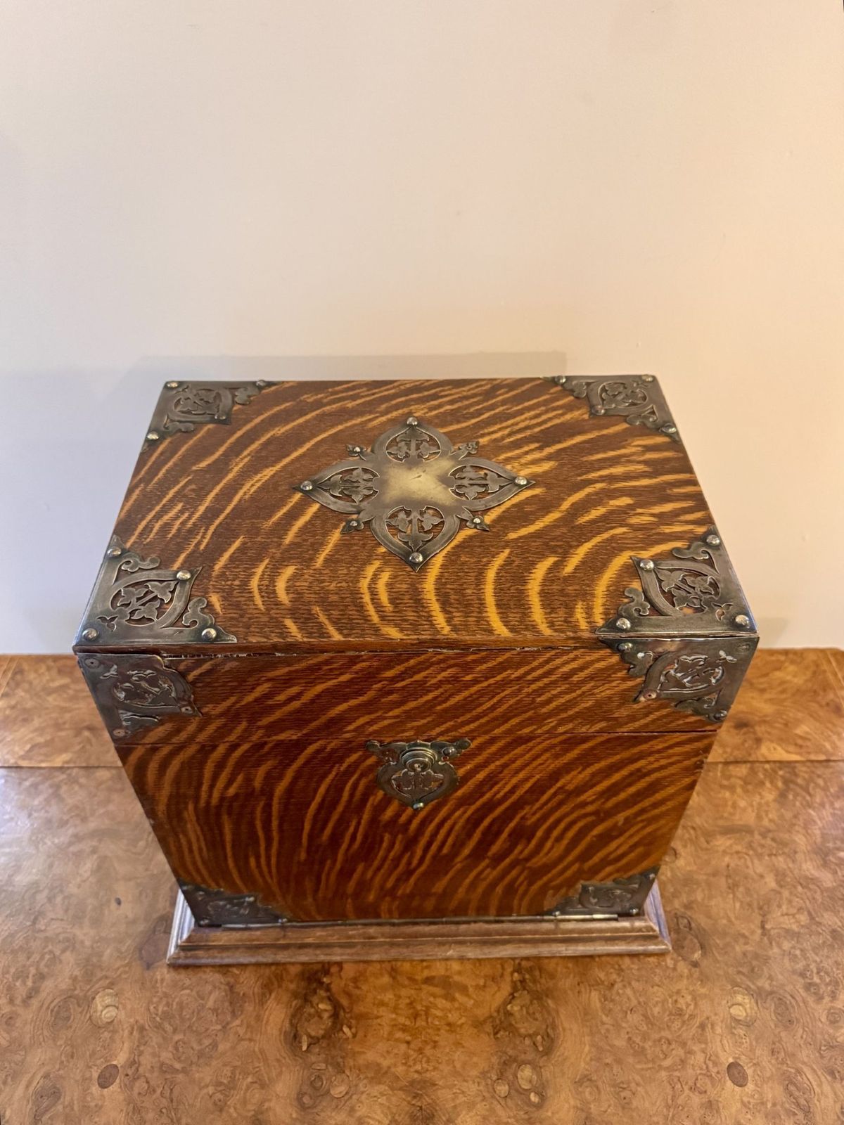 photo vinterior Outstanding Quality Antique Oak Decanter And Games Box