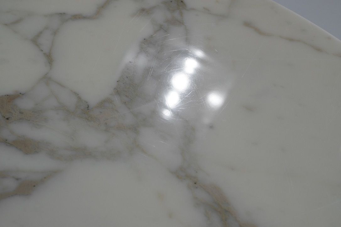 photo vintage Dining Table Tulip Marble By Eero Saarinen For Knoll International.