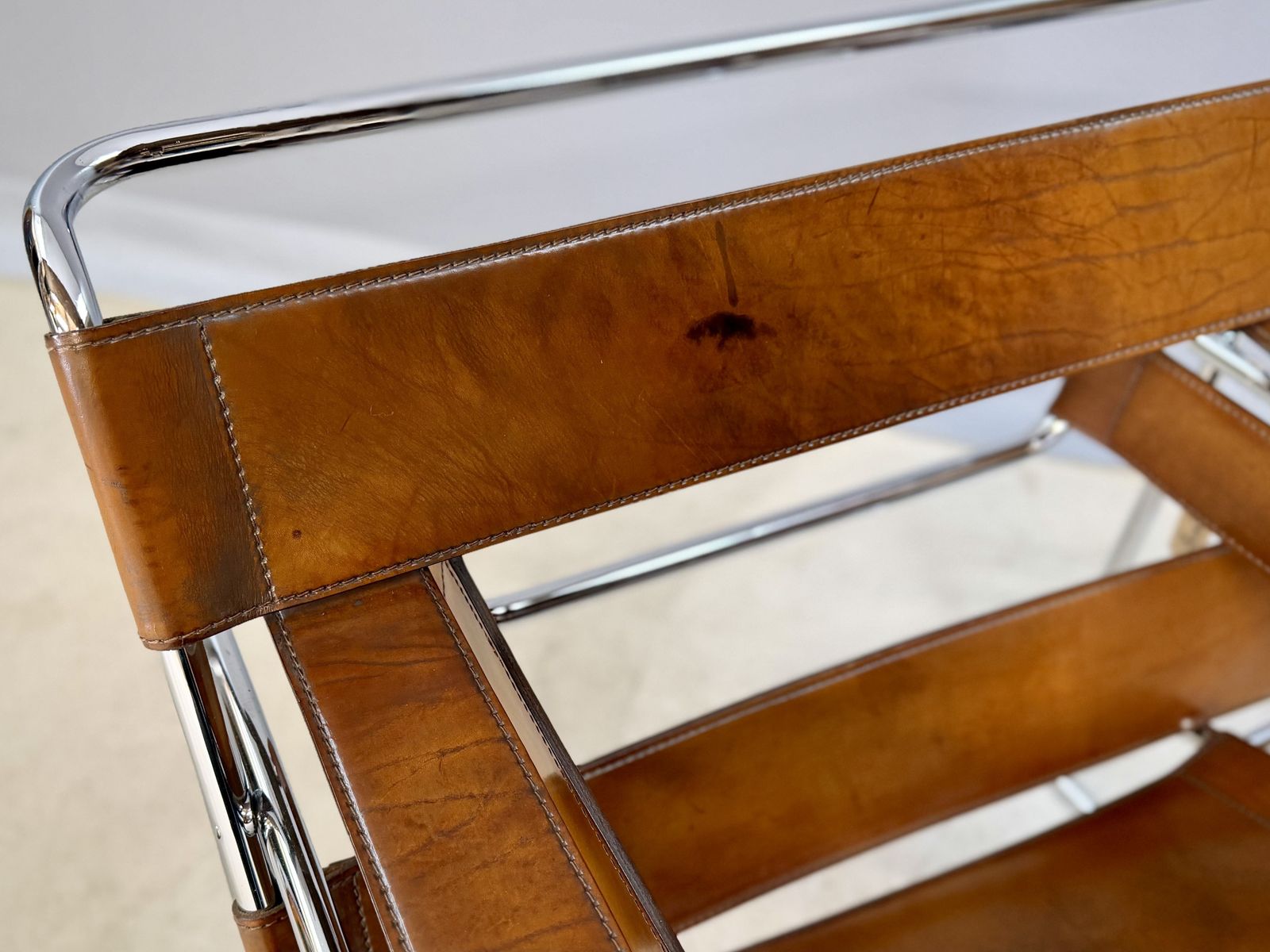 photo vinterior Wassily B3 Chair. Pair. By Gavina For Marcel Breuer. Brown Tan Leather And Chrome Bauhaus Lounge Club Accent Chairs