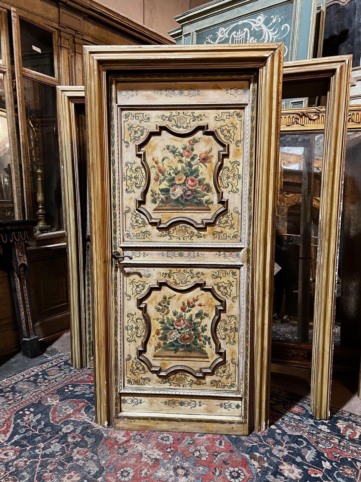 N. 4 Porte In Legno Riccamente Laccate E Dipinte A Fiori Con Telaio, Italia photo vinterior