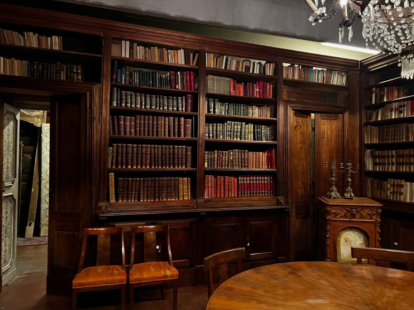 photo furniture Huge Library Complete With Doors And Arranged On Four Sides Made Of Poplar, Italy