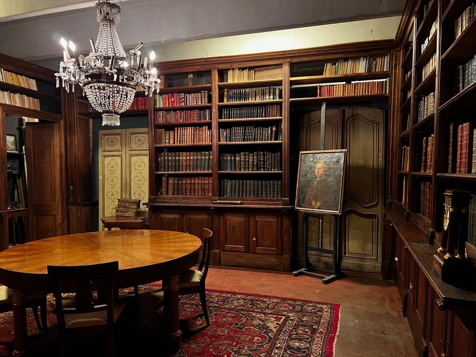 photo vinterior Huge Library Complete With Doors And Arranged On Four Sides Made Of Poplar, Italy