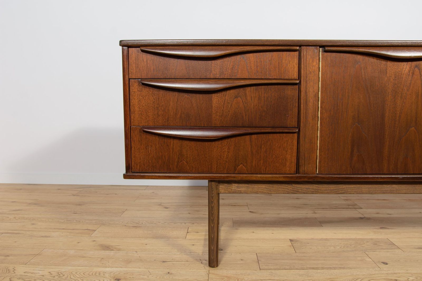 photo vintage Mid Century Modern English Teak Sideboard From Stonehill, 1960s