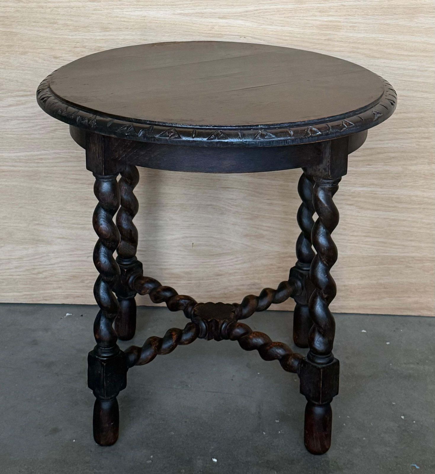 Table d'appoint espagnole en noyer, pieds salomoniques et bords biseautés, années 1900 photo Mobilier