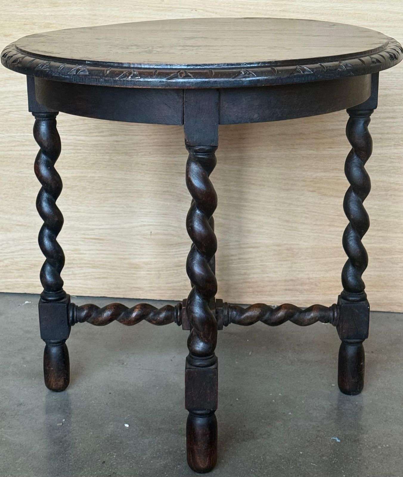 Table d'appoint espagnole en noyer, pieds salomoniques et bords biseautés, années 1900 photo buy