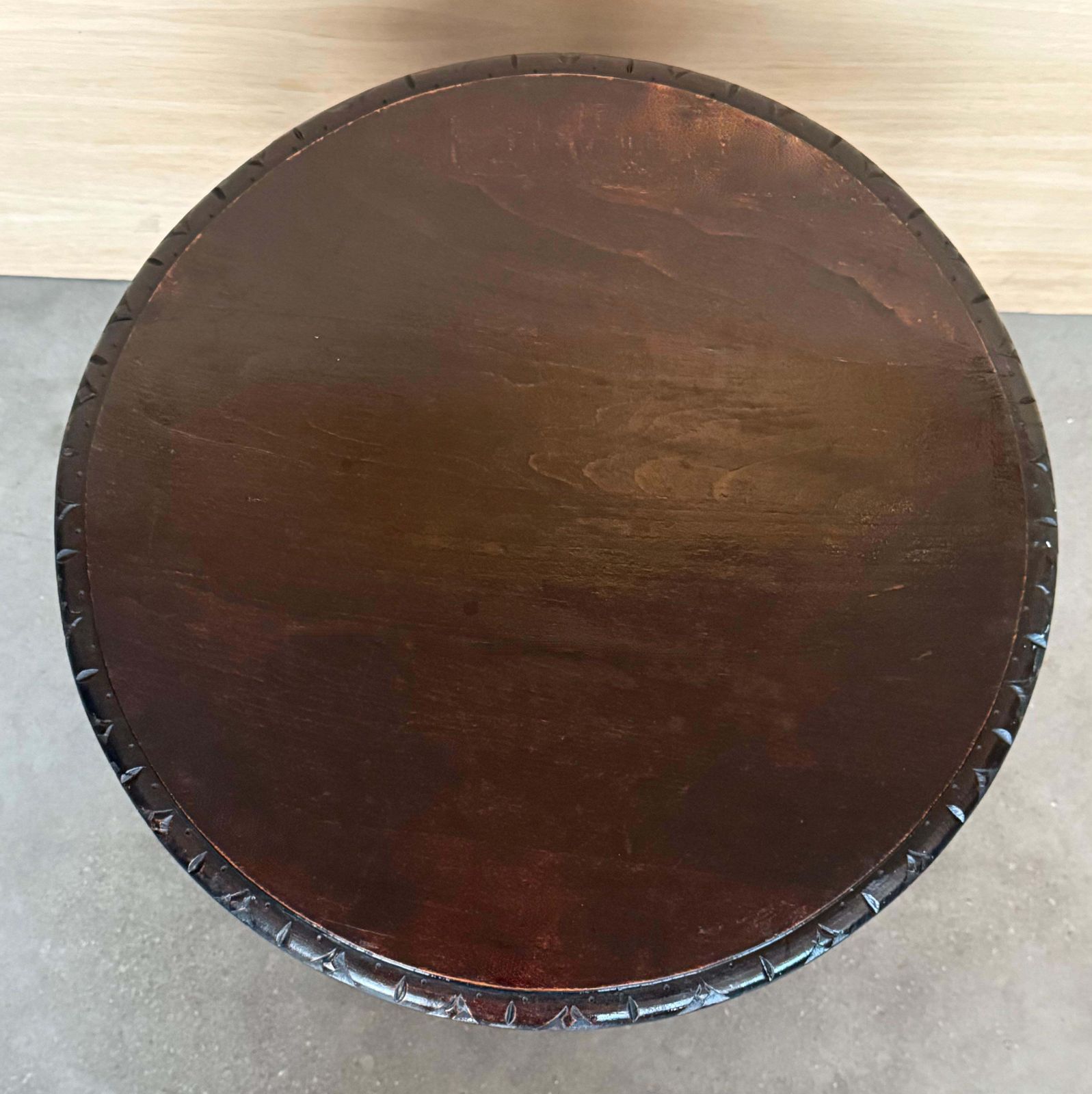 photo furniture Table d'appoint espagnole en noyer, pieds salomoniques et bords biseautés, années 1900