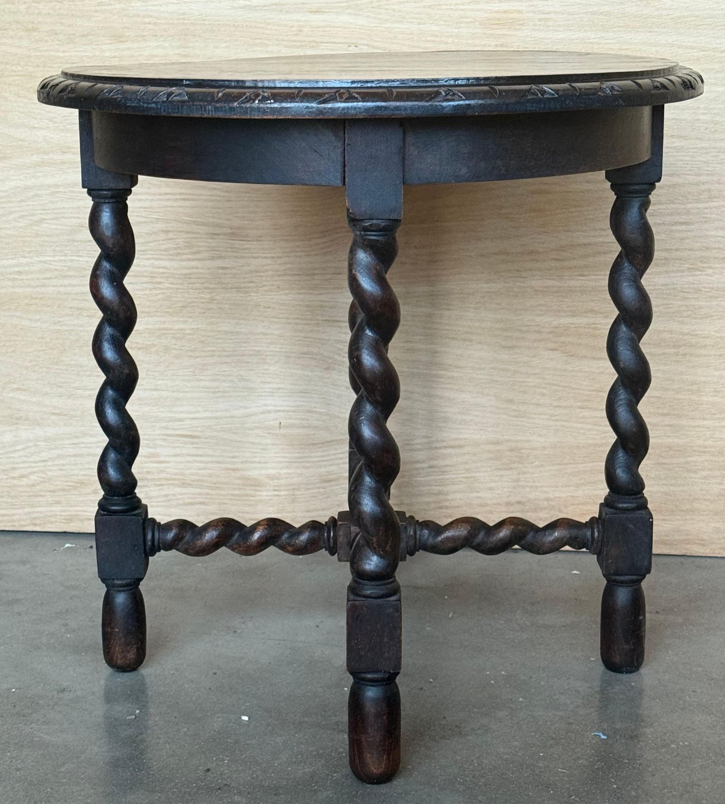 photo for sale Table d'appoint espagnole en noyer, pieds salomoniques et bords biseautés, années 1900