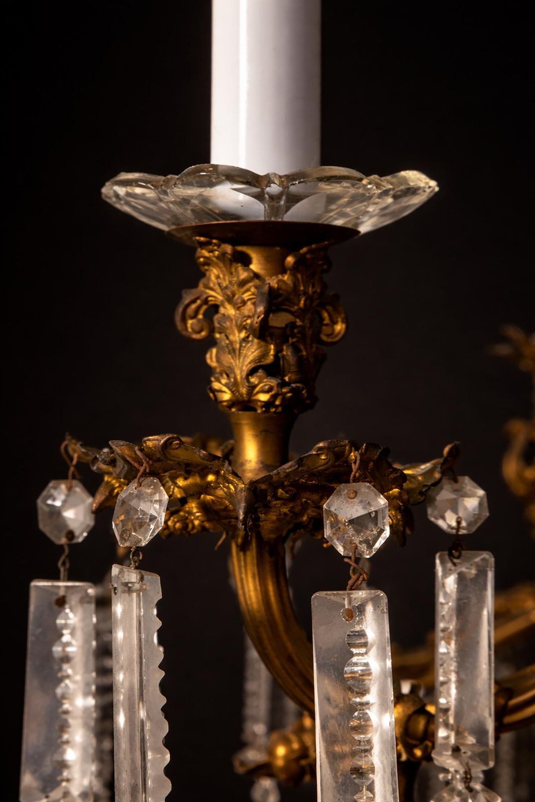 Italian Baroque Chandelier In Gilded Bronze With Green Glass Leaves And Crystal photo vinterior
