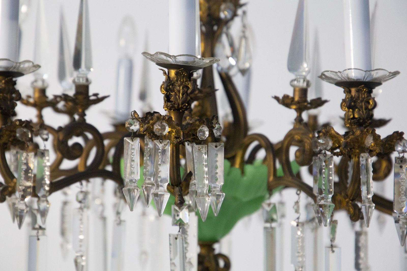 photo furniture Italian Baroque Chandelier In Gilded Bronze With Green Glass Leaves And Crystal