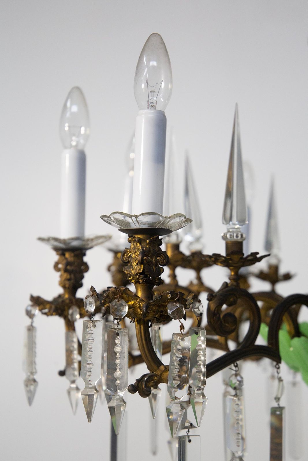 photo vintage Italian Baroque Chandelier In Gilded Bronze With Green Glass Leaves And Crystal
