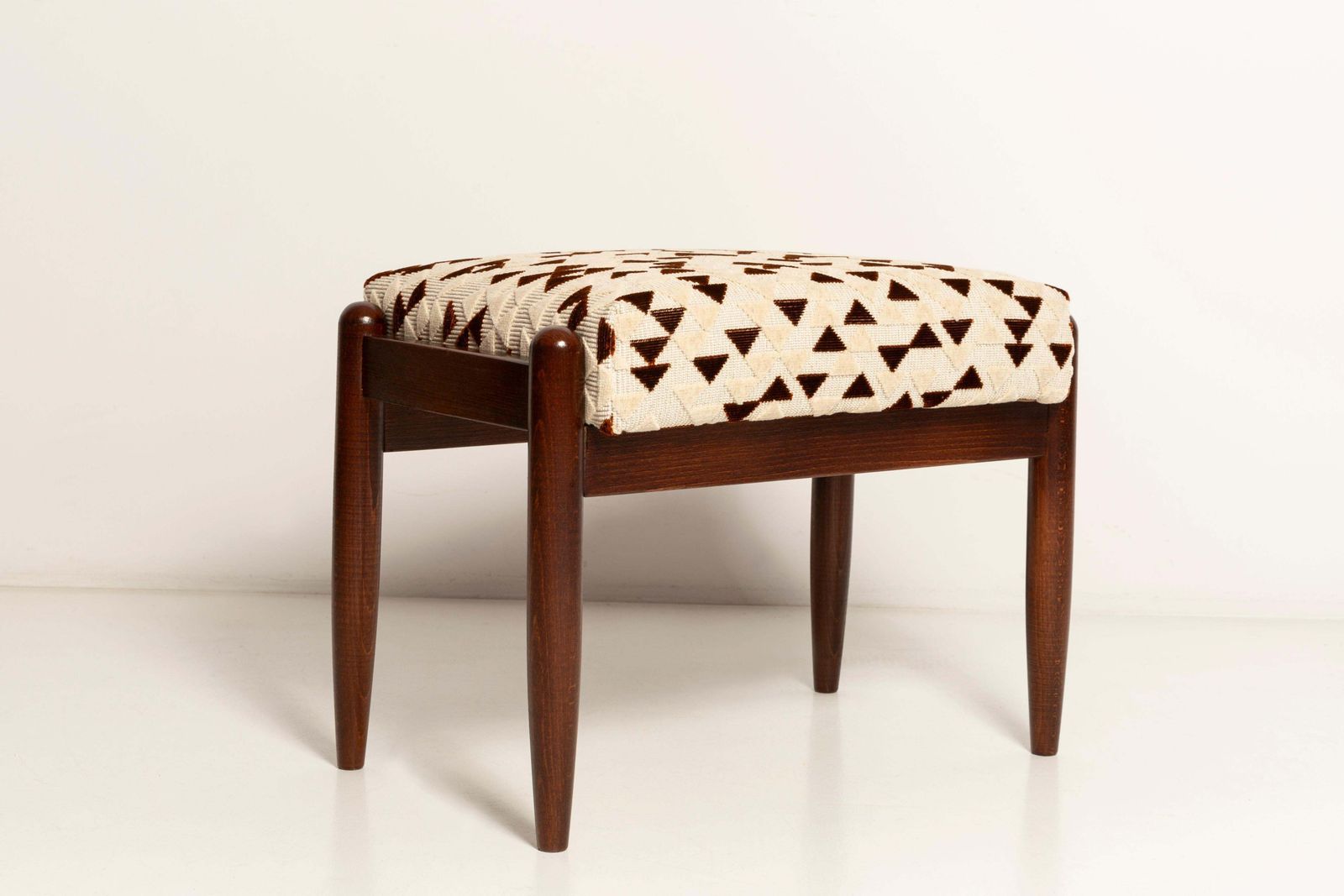Mid Century Gfm Kruk Met Jacquard Bekleding Van Dedar, E. Homa, Europa, Jaren 1960 photo 418.0
