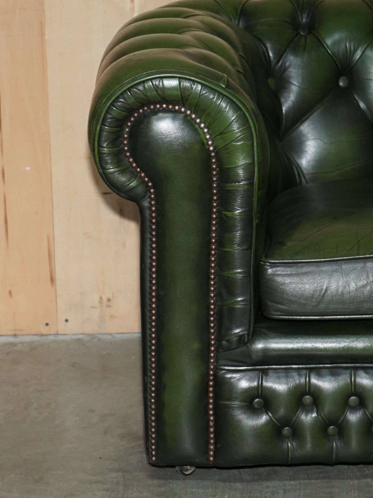 Stunning Vintage Tufted Chesterfield Bottle Green Leather Sofa & Armchair photo Furniture