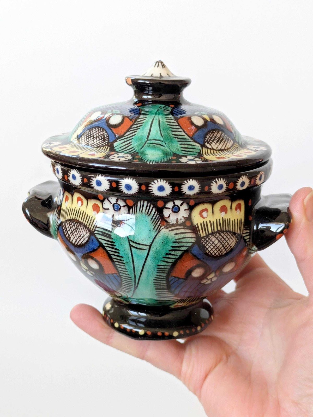 Early 20th Century Arts & Crafts Majolica Pedestal Lidded Box, Thoune Switzerland, Satisfactory photo vinterior