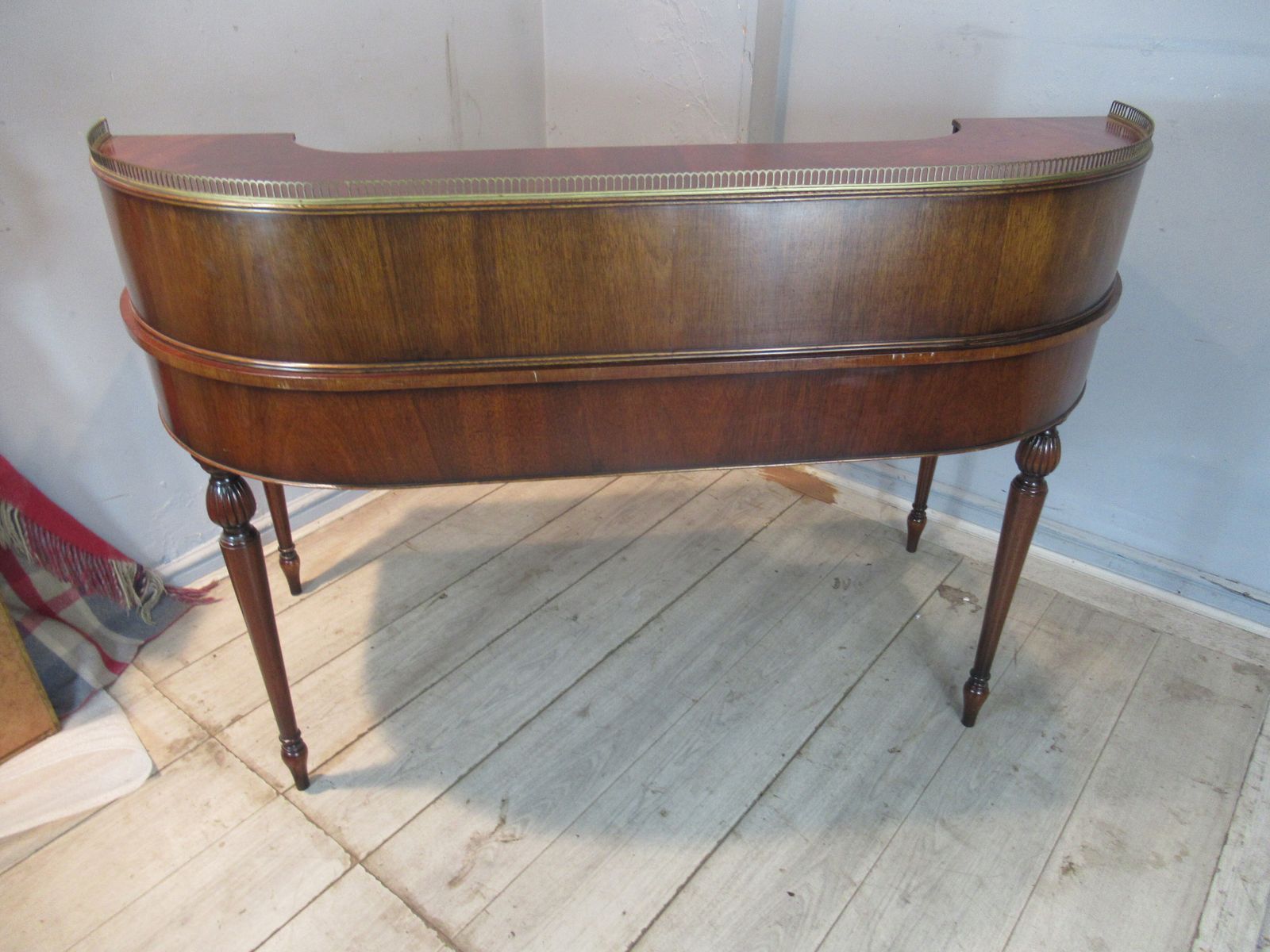 photo vinterior A Mahogany Carlton House Desk, 1980s