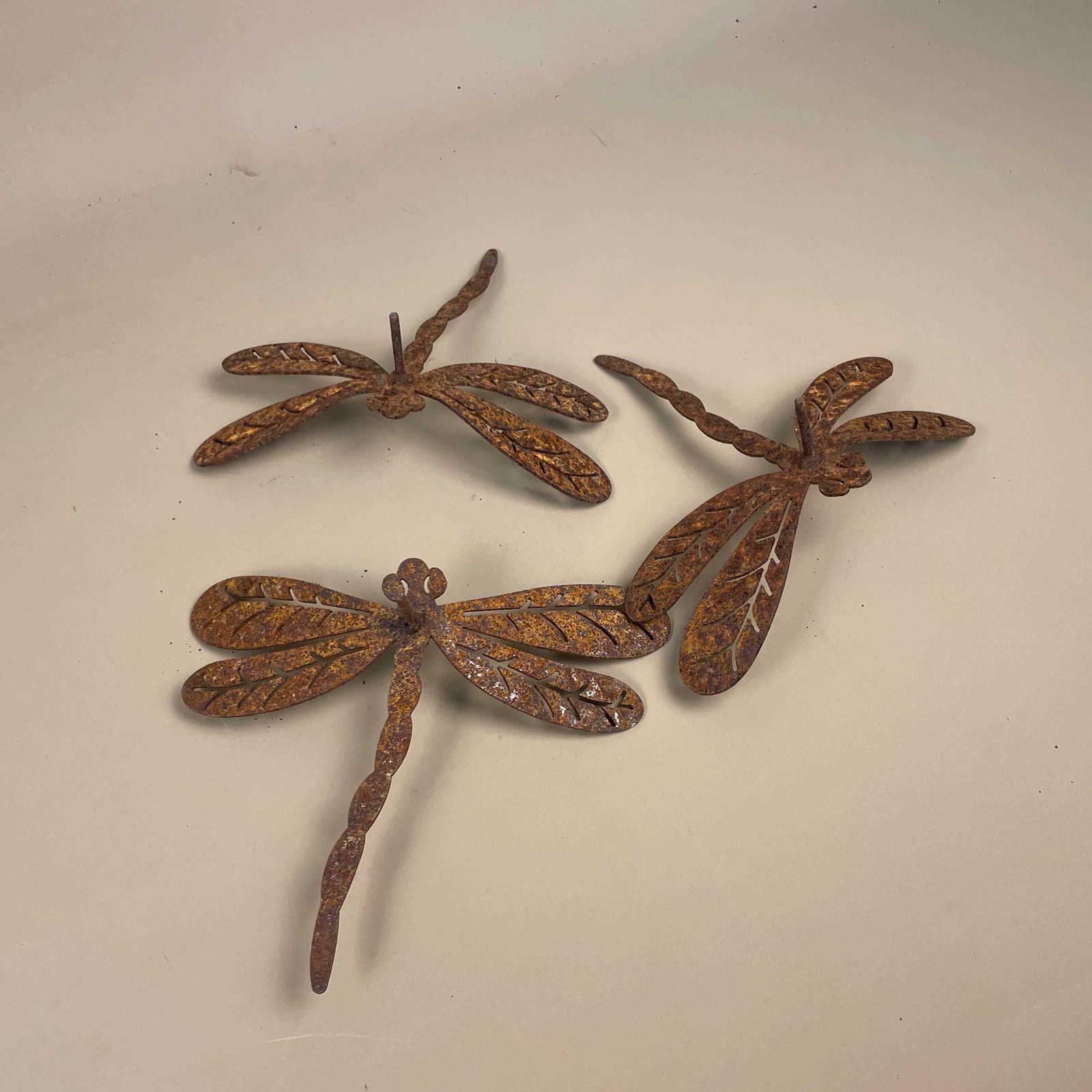 Rustic Metal Dragonfly Garden Decor Set Of 3 Weathered Outdoor Art Wall Sculpture Patio Yard Ornament Insect Summer photo vinterior