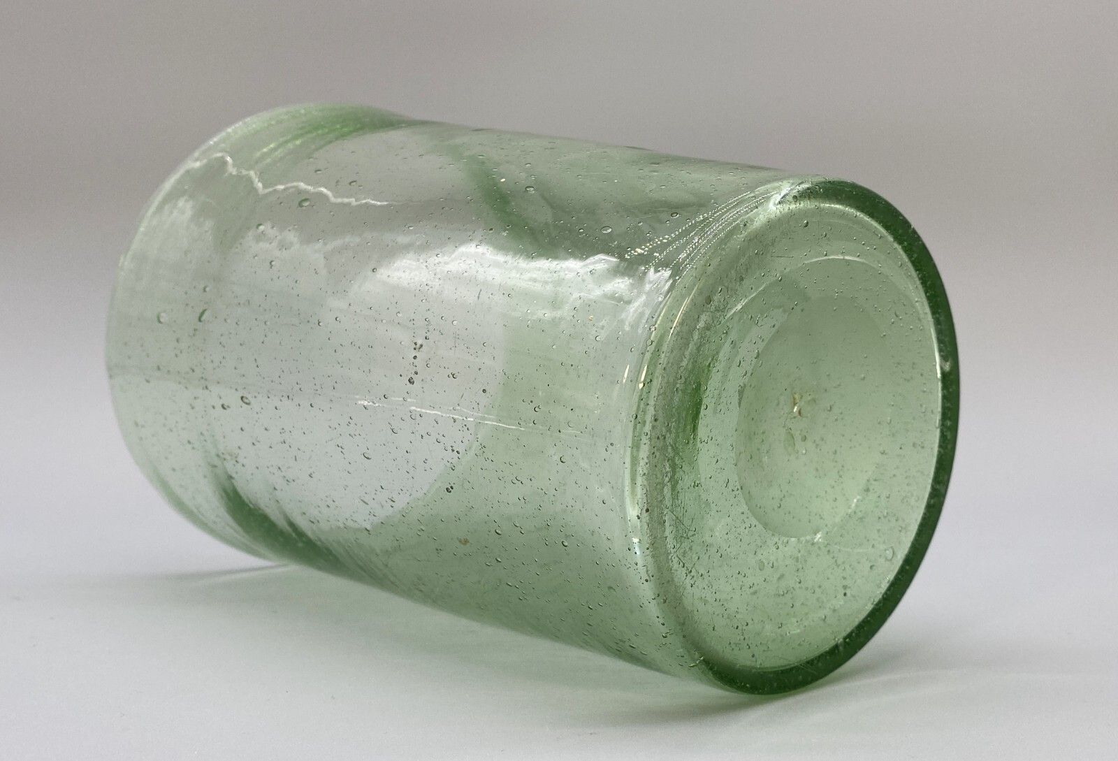 photo vintage Large Superb 18thc Hand Blown Engraved Green Glass Beaker Vase Circa 1760
