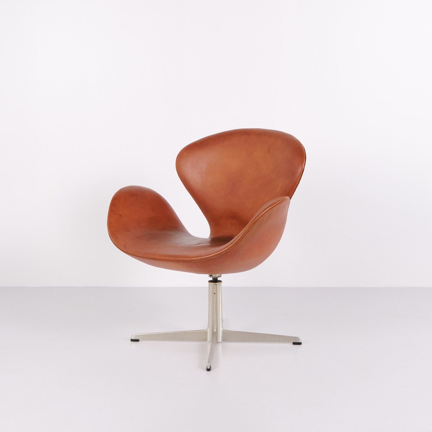 Armchair   The Swan   Model 3320   Original Upholstered   Cognac Leather   Arne Jacobsen   Fritz Hansen   1960s photo Furniture