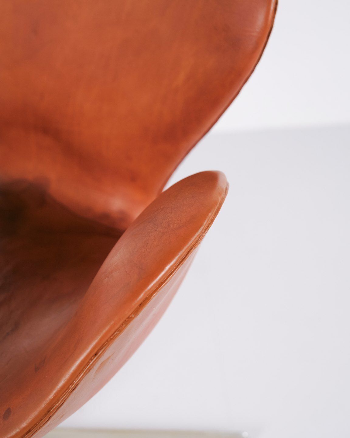 Armchair   The Swan   Model 3320   Original Upholstered   Cognac Leather   Arne Jacobsen   Fritz Hansen   1960s photo vintage