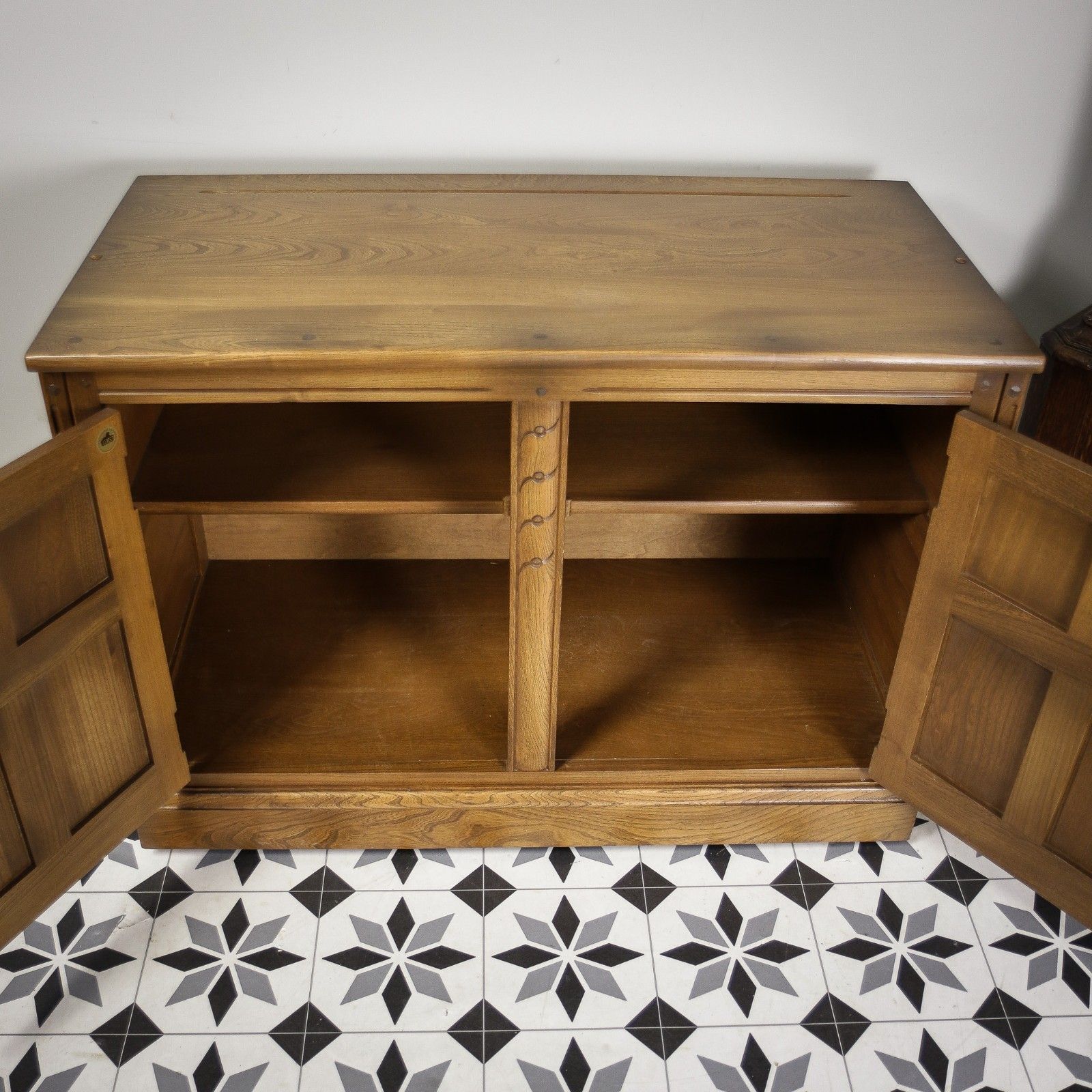 photo vinterior Ercol Elm Small Cabinet Sideboard Tv Unit In Golden Dawn