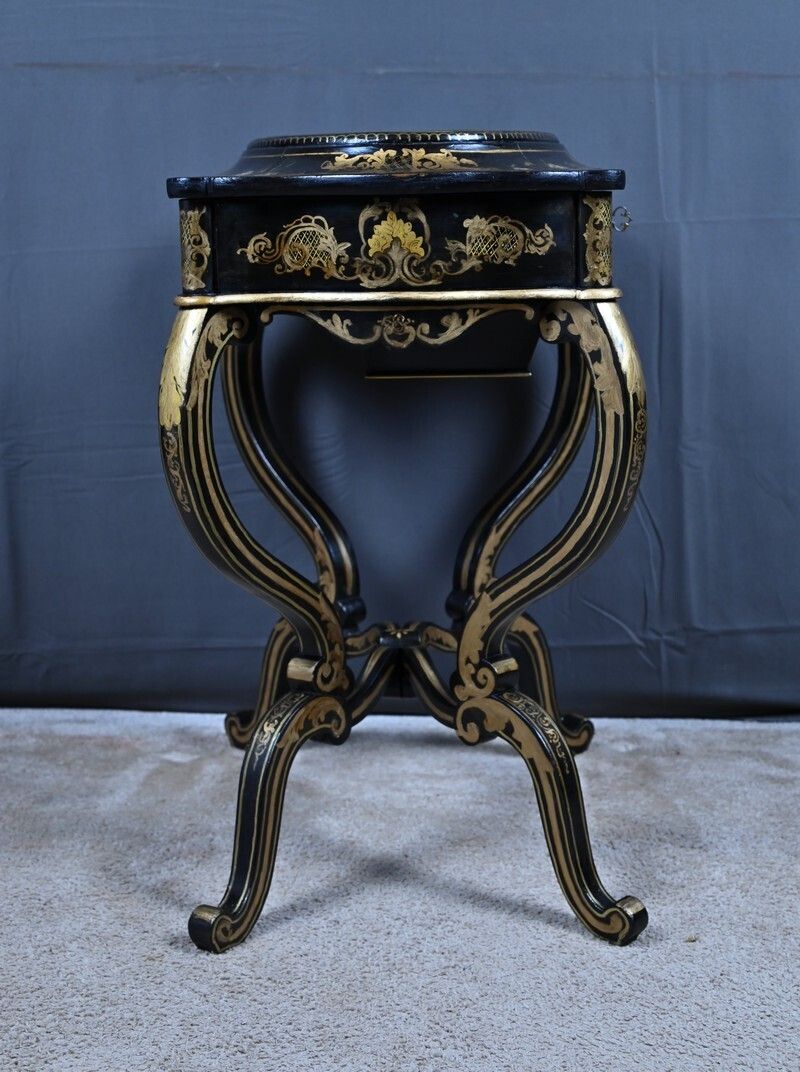 photo vinterior Painted Wooden Work Table, Napoleon III Period – Mid 19th Century