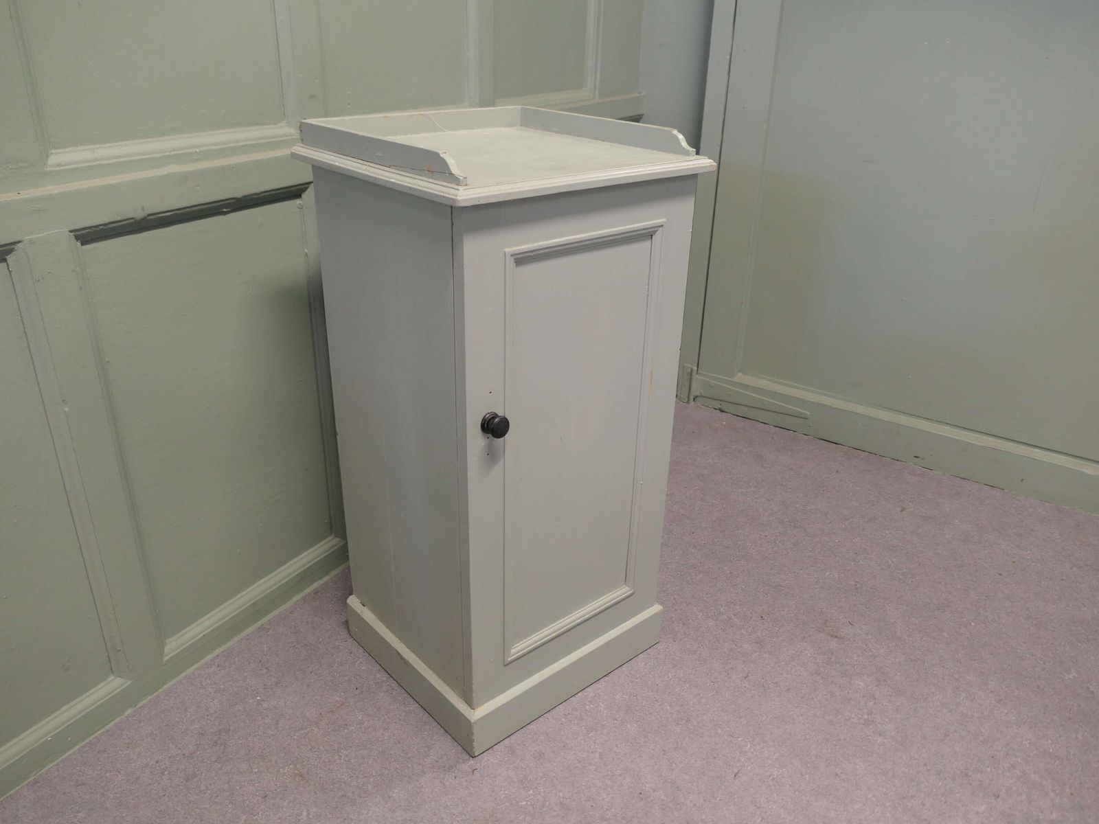 A Good Quality Pine Bedside Cupboard A Good Quality Pine Bedside Cupboard photo 540.0