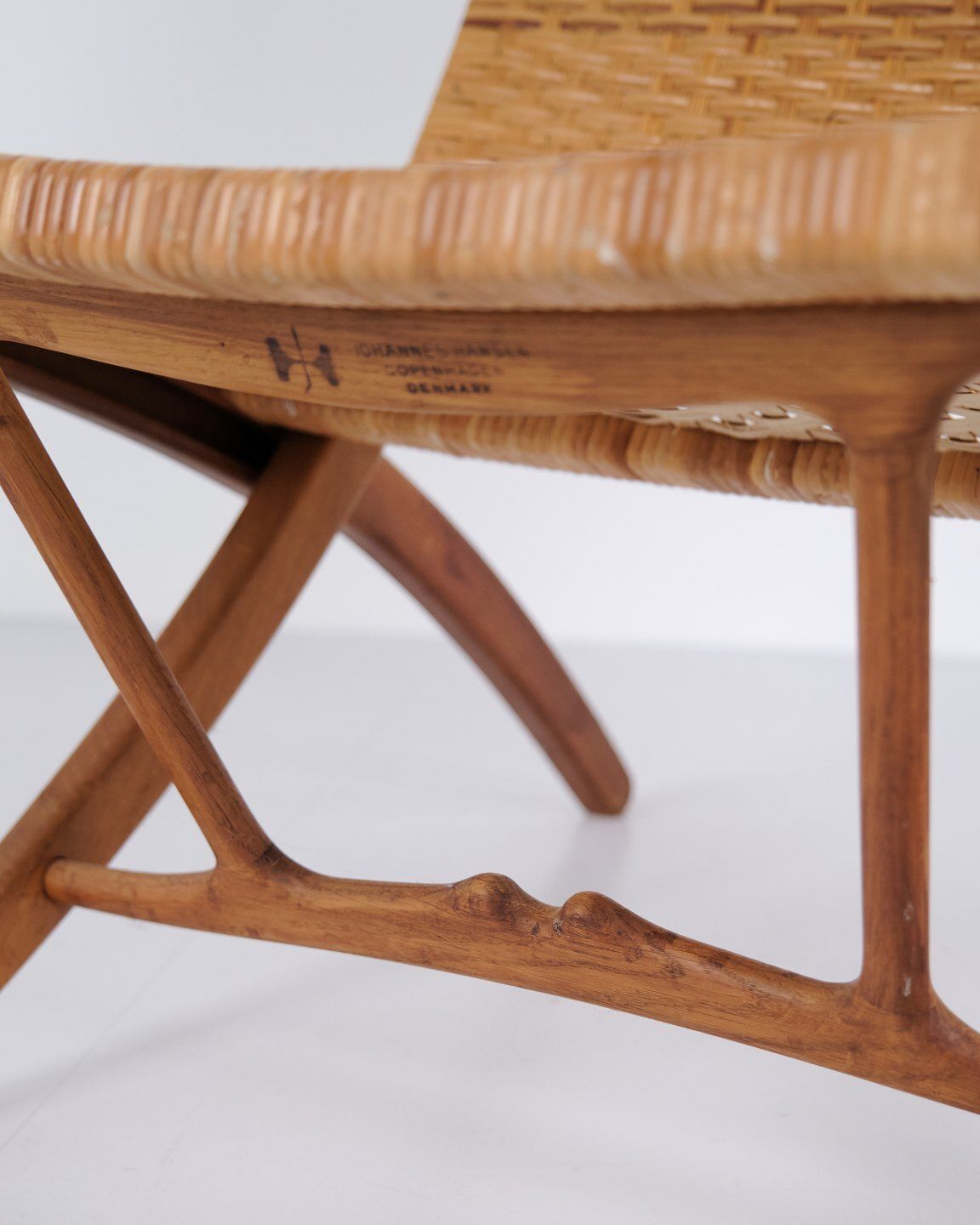 photo for sale Armchair / Folding Chair – Model Jh 512 “The Fireplace Chair” – Patinated Oak – Original Wicker – Hans J. Wegner – Johannes Hansen – 1950s