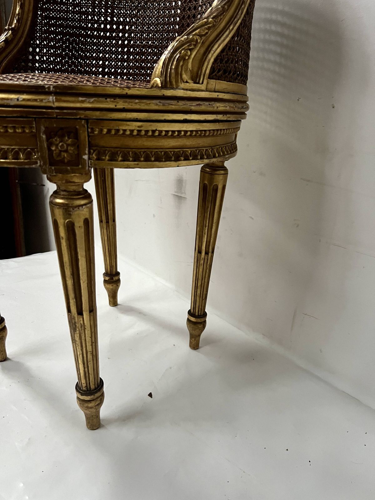 photo vintage Louis XVI Style Armchair In Wood And Gilded Stucco, 20th Century.
