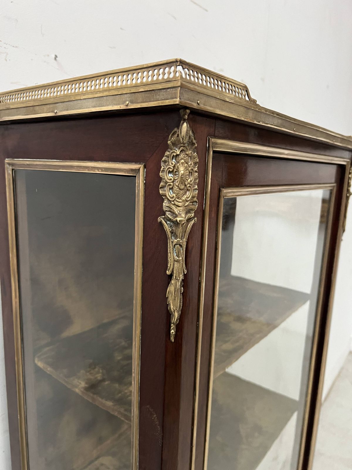 Louis XV Style Display Cabinet In Mahogany And Bronze, 19th Century. photo vinterior