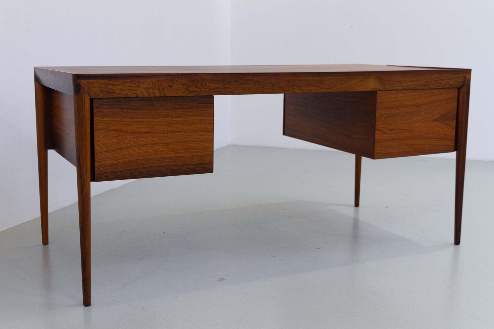 photo vintage Vintage Danish Rosewood Desk By Erik Riisager Hansen, 1950s.