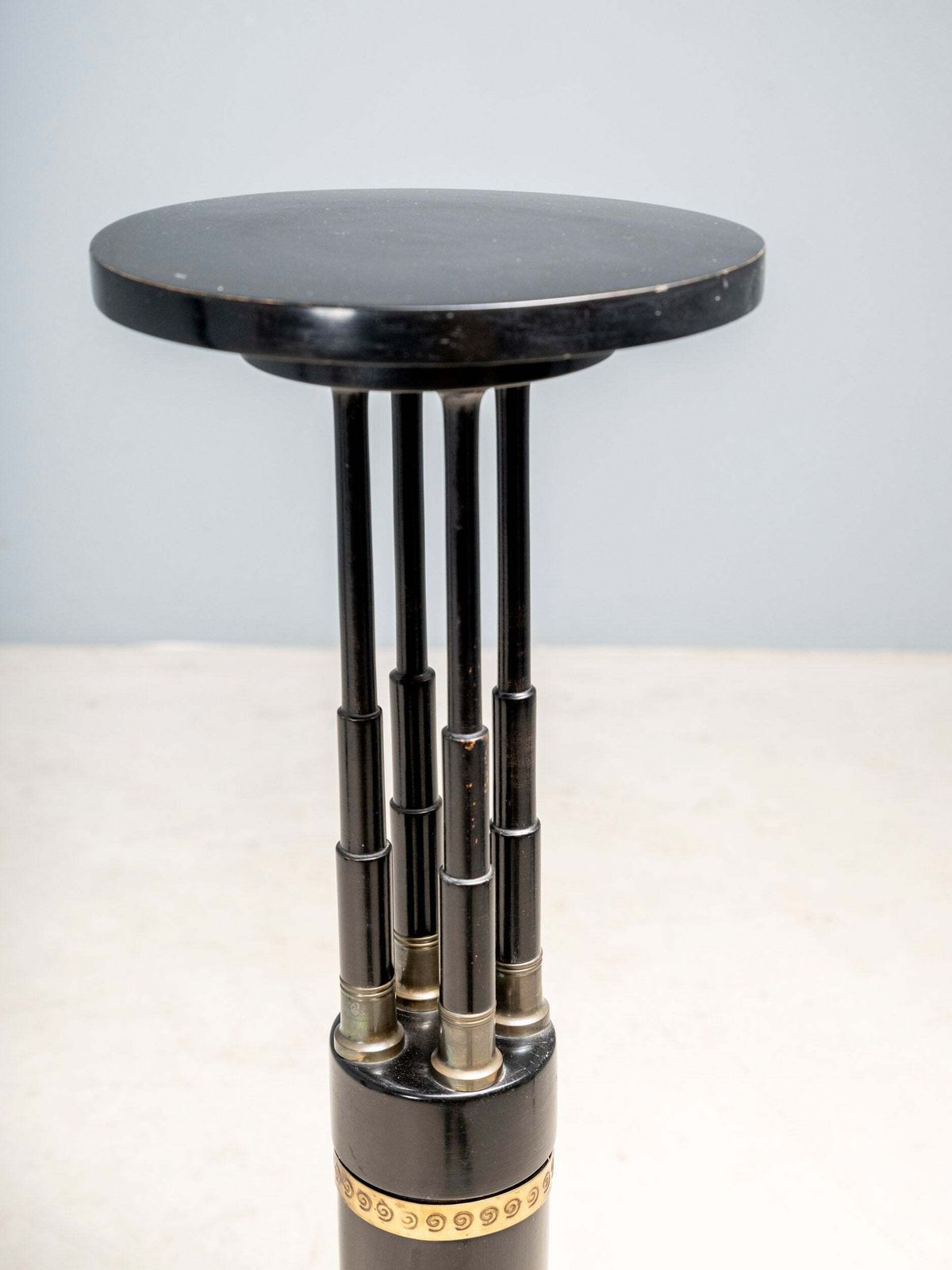 Zwart Gelakt Voetstuk Met Messing Details, 20e Eeuw photo furniture