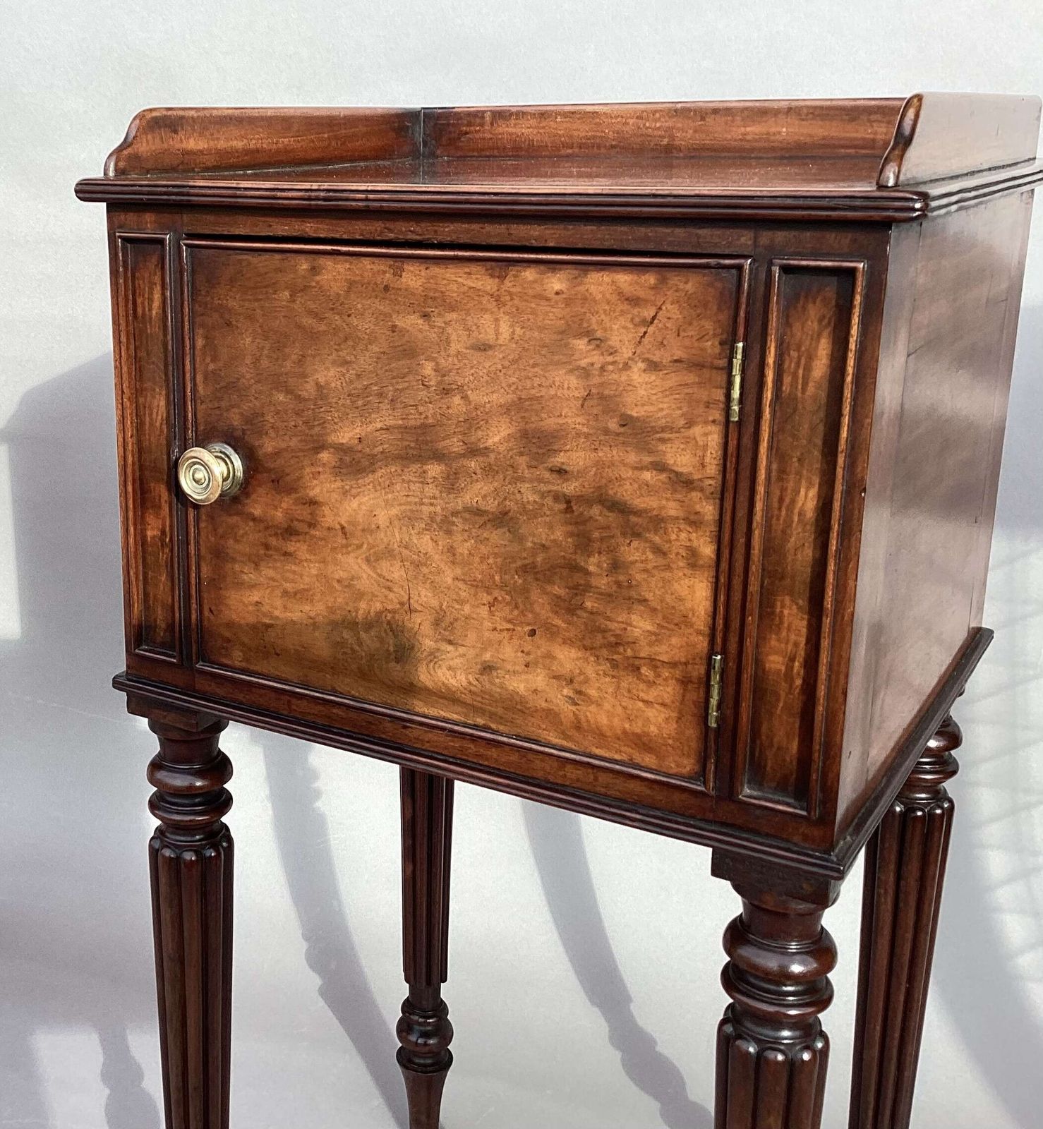 5775.0 Good Regency Gillows Matched Pair Of Mahogany Bedside Cabinets / Cupboards photo