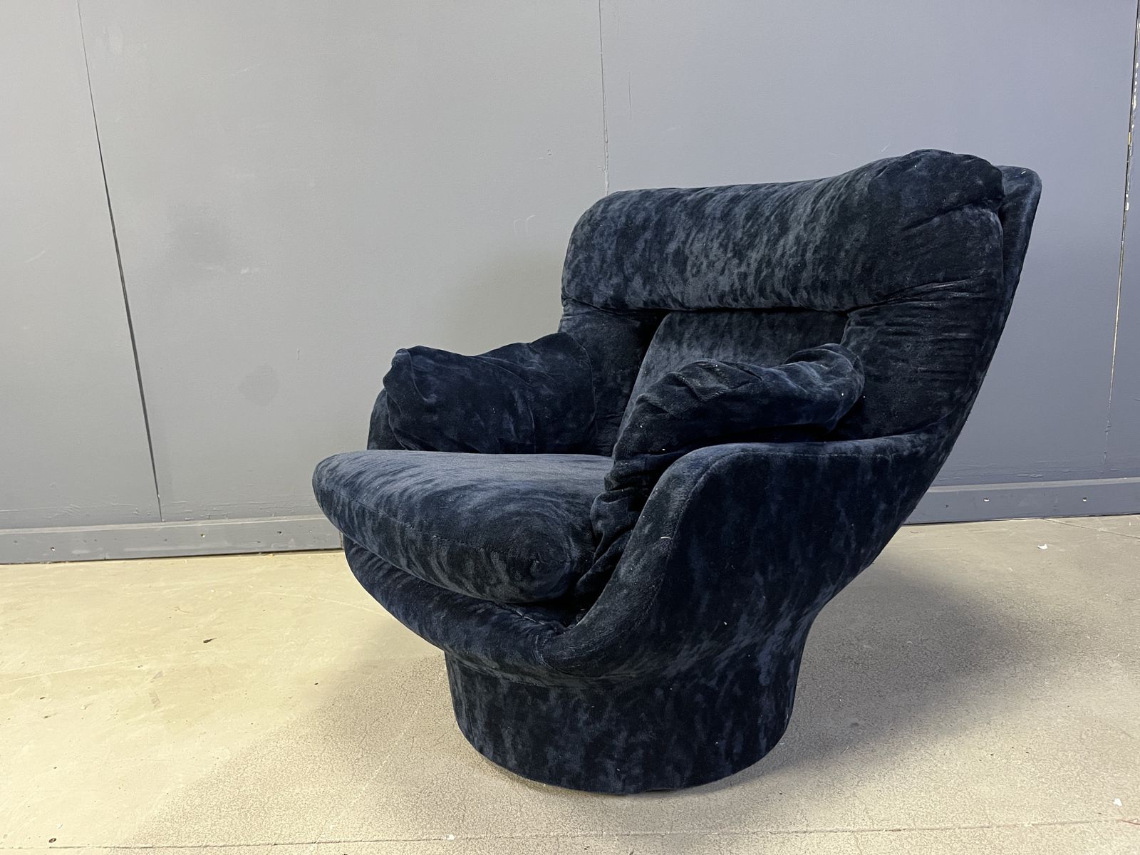 photo furniture Blue Velvet Lounge Chair 'Karate' By Michel Cadestin, France 1970s
