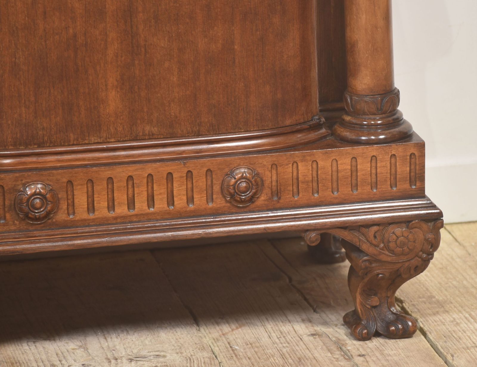 photo vinterior Pair Of Carved Mahogany Bedside Cabinets
