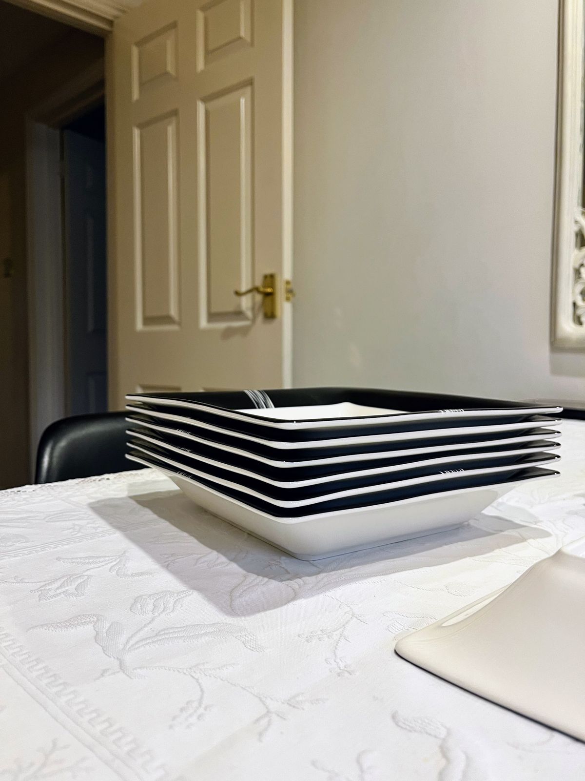 photo furniture Villeroy & Boch Corpo Corpe Black White Lines Square Plates Bowls Dinner Service