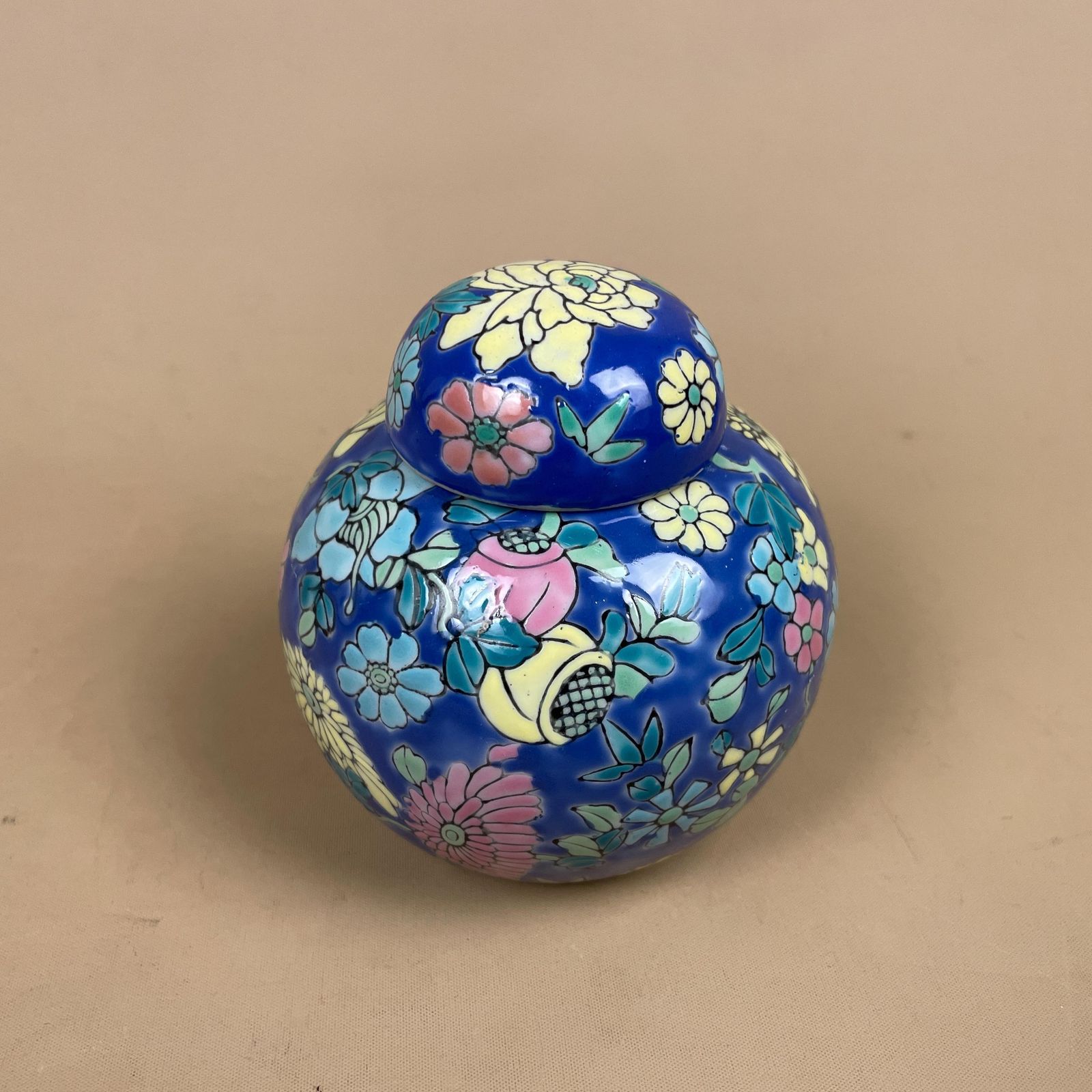 Oriental Decorative Vase Ceramic Blue Yellow Floral Design Round Circle Pot Chinese Vintage Display Lidded Ginger Jar Lid Pattern Ornament photo vinterior