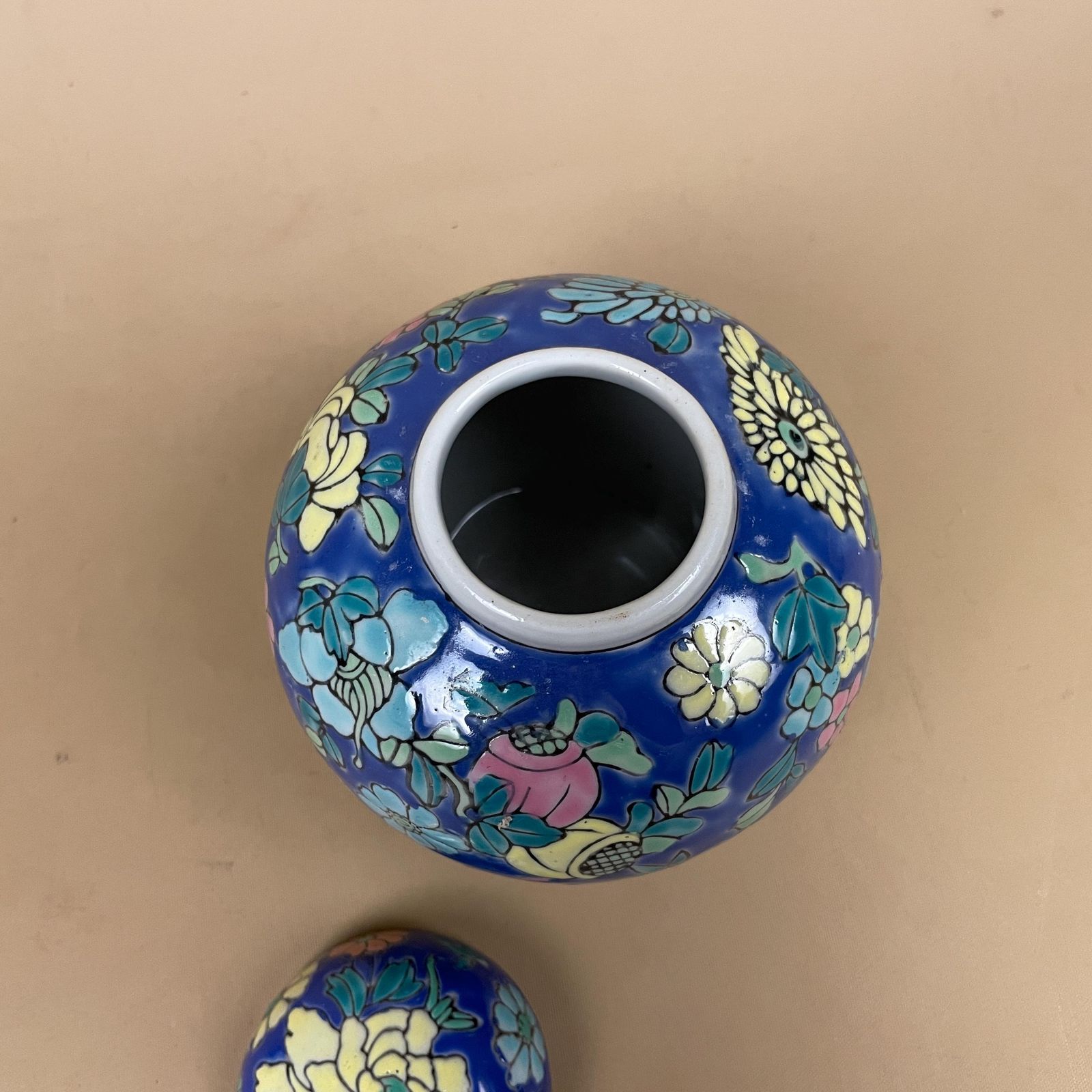 Oriental Decorative Vase Ceramic Blue Yellow Floral Design Round Circle Pot Chinese Vintage Display Lidded Ginger Jar Lid Pattern Ornament photo vintage