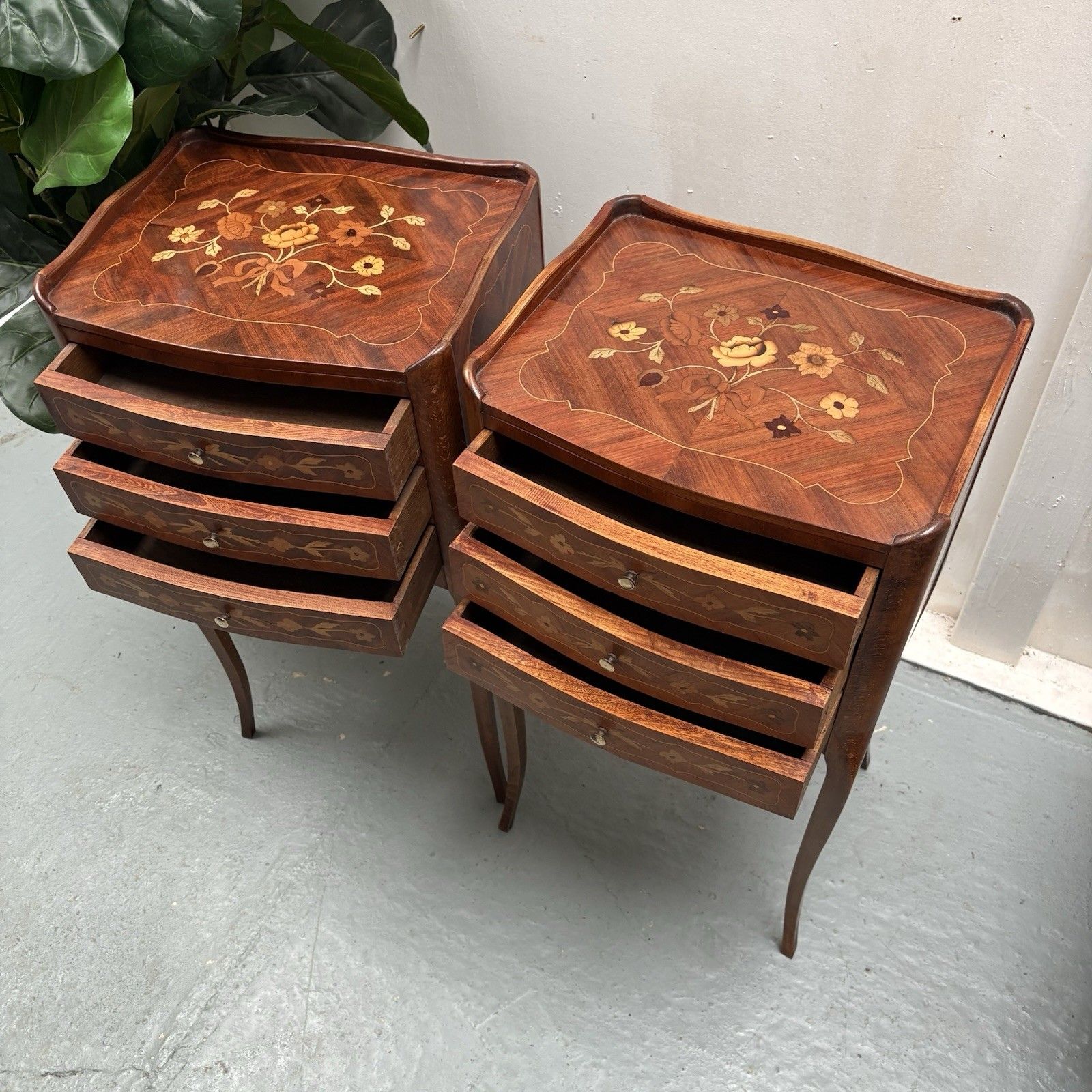 photo vintage Pair French Provincial Inlaid Tulip Wood “Chevets” Nightstands Bedside Tables