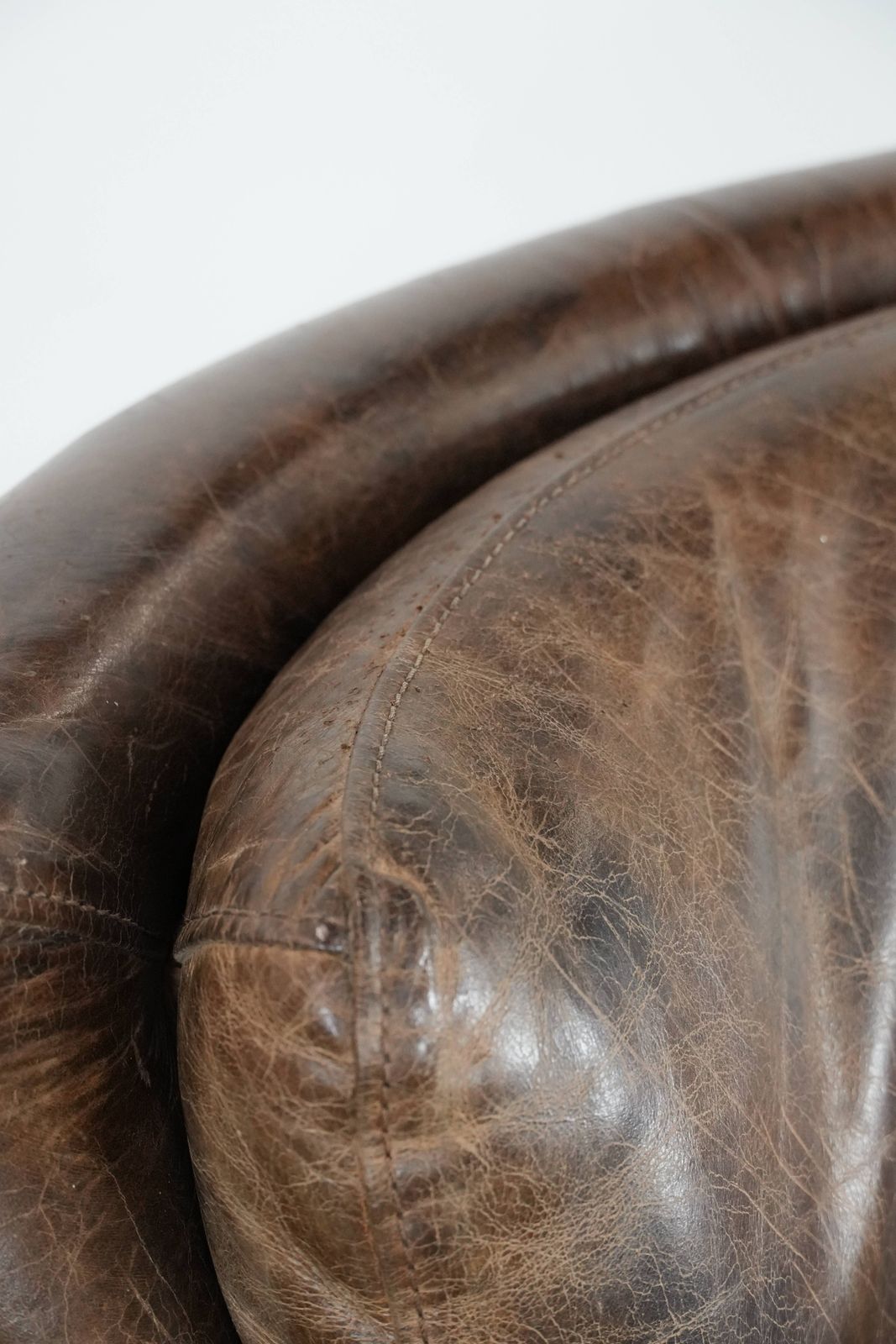 photo vinterior Karaktervolle En Zeer Comfortabele Vintage Fauteuil Van Koeienhuid Met Mooie, Opvallende Kleuren