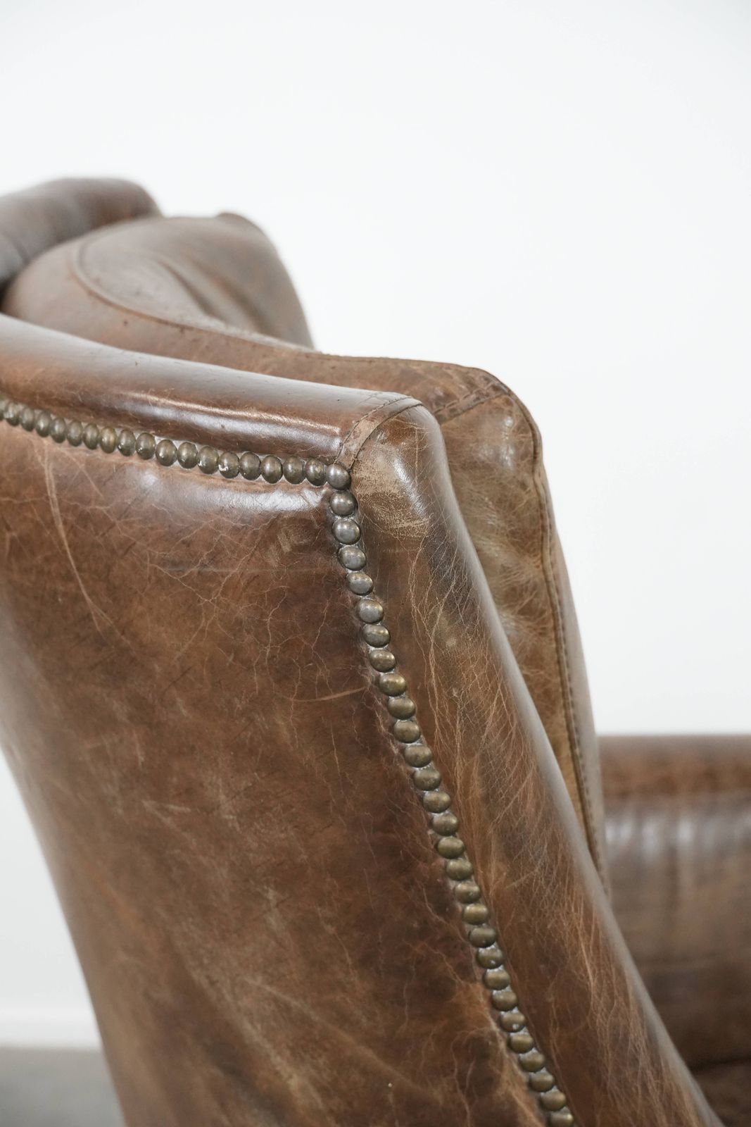 photo buy Karaktervolle En Zeer Comfortabele Vintage Fauteuil Van Koeienhuid Met Mooie, Opvallende Kleuren