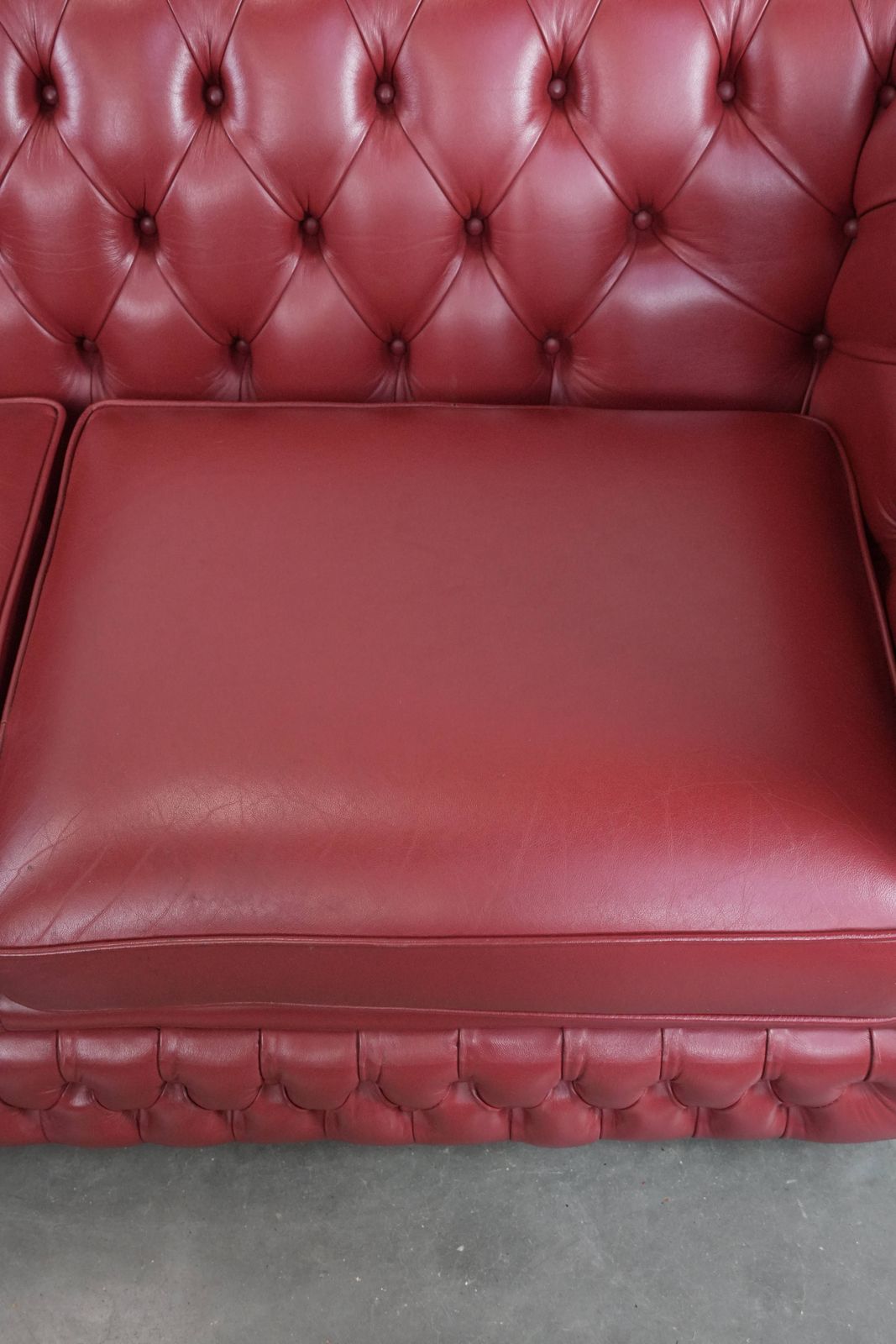 Beautiful English 2.5 Seater Cowhide Chesterfield Sofa In A Stunning Red Color. photo vinterior
