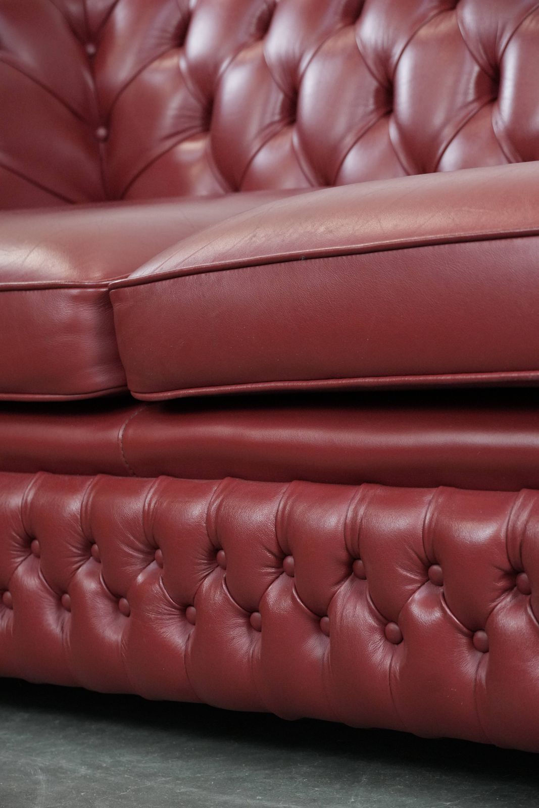 1636.0 Beautiful English 2.5 Seater Cowhide Chesterfield Sofa In A Stunning Red Color. photo