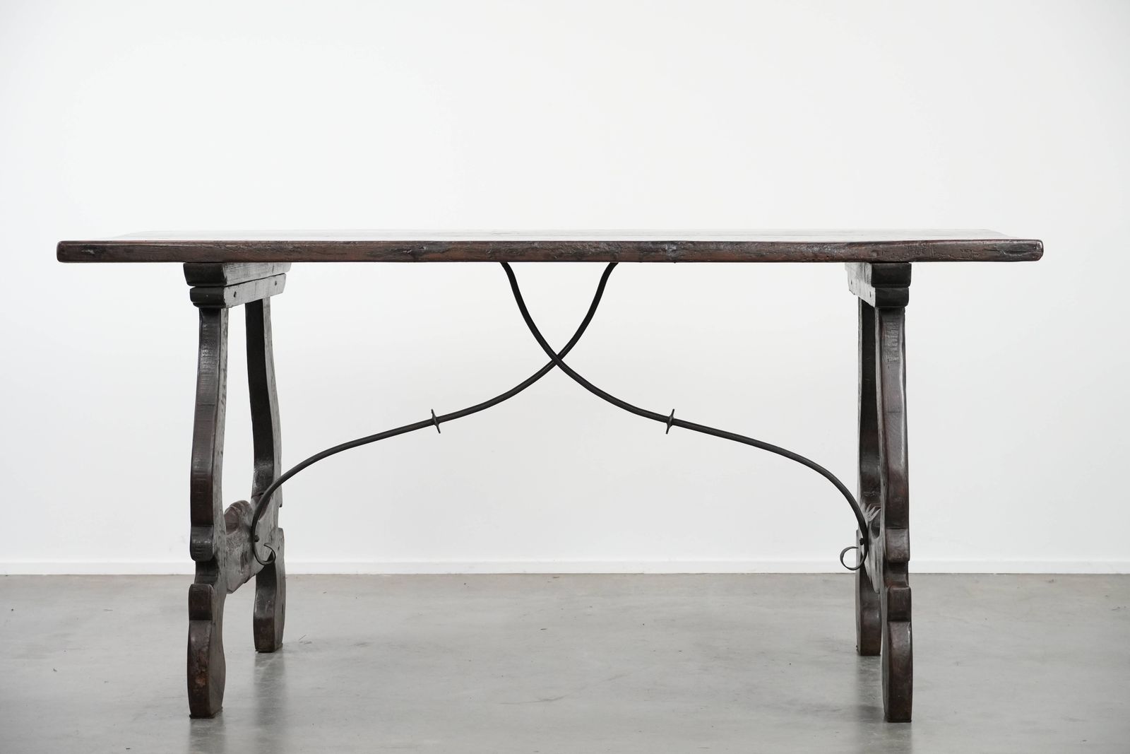 Antieke Spaanse Bijzettafel / Eettafel Uit Het Begin Van De 18e Eeuw Met Mooie Patina En Een Gietijzeren Onderstel photo vinterior