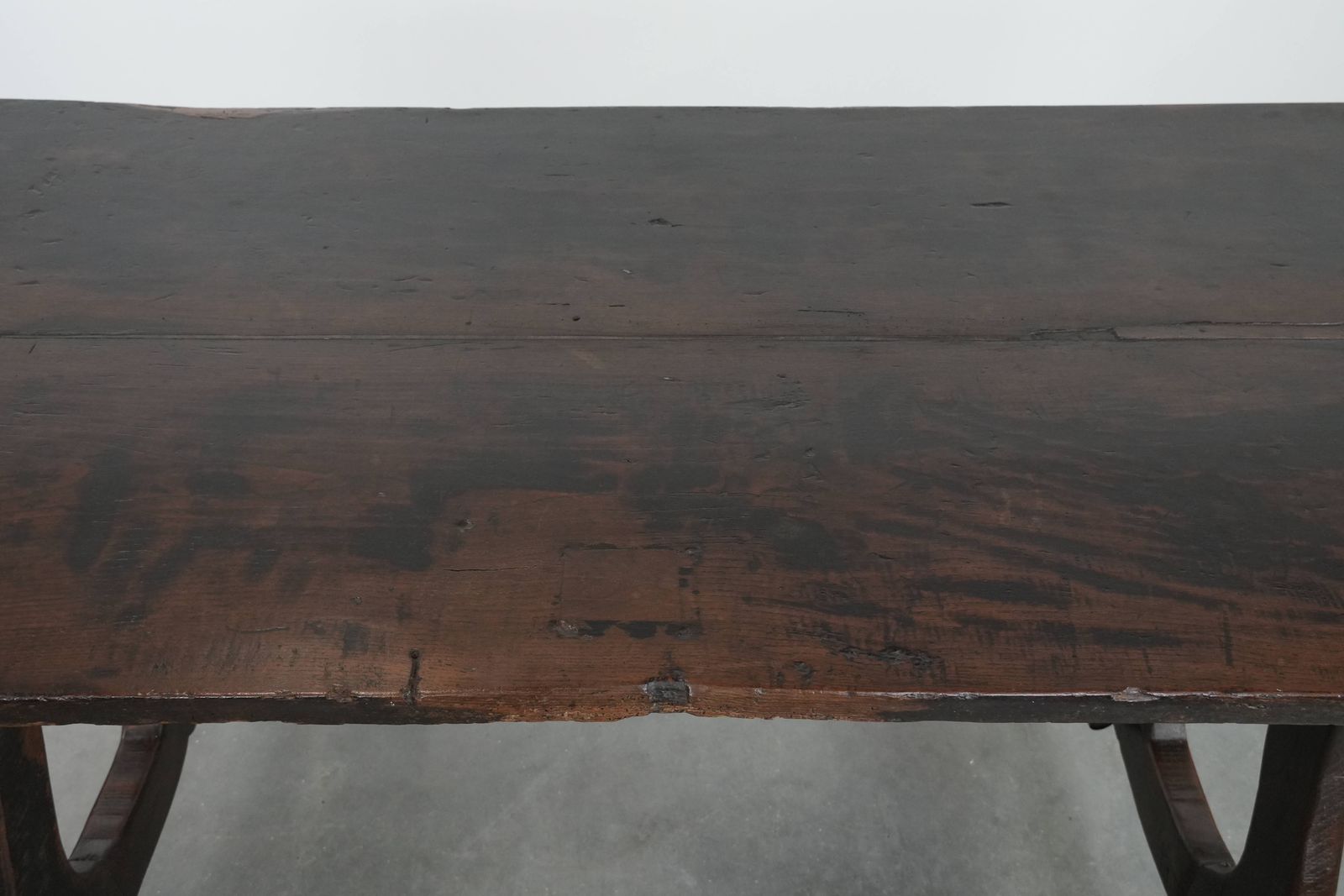 Antieke Spaanse Bijzettafel / Eettafel Uit Het Begin Van De 18e Eeuw Met Mooie Patina En Een Gietijzeren Onderstel photo vintage